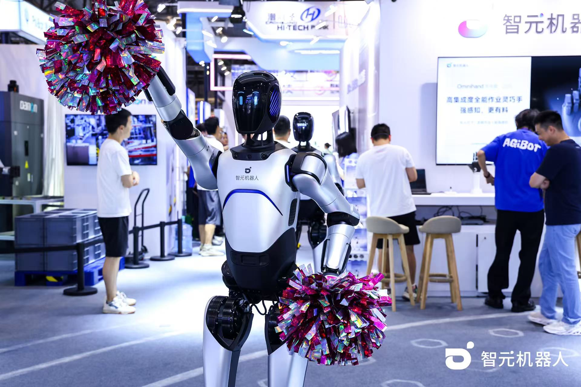 YABO鸭脖机器人 WAIC 首日展台火爆，机器人家族集体打工忙不停